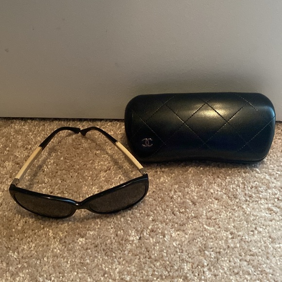 Black Chanel Sunglasses with ivory and black two toned stems . - Picture 10 of 12
